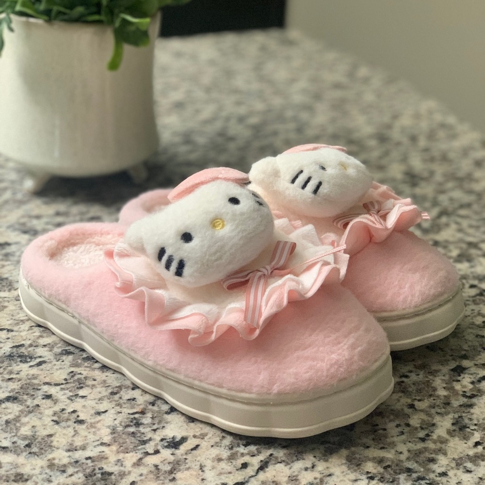 ✨SOLD✨Hello Kitty slippers - size 7